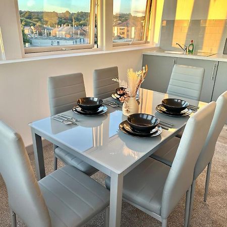 2 Bedroom With Stunning Sunset View, Free Parking And Wifi By Brookland Stays Yeadon Exterior photo