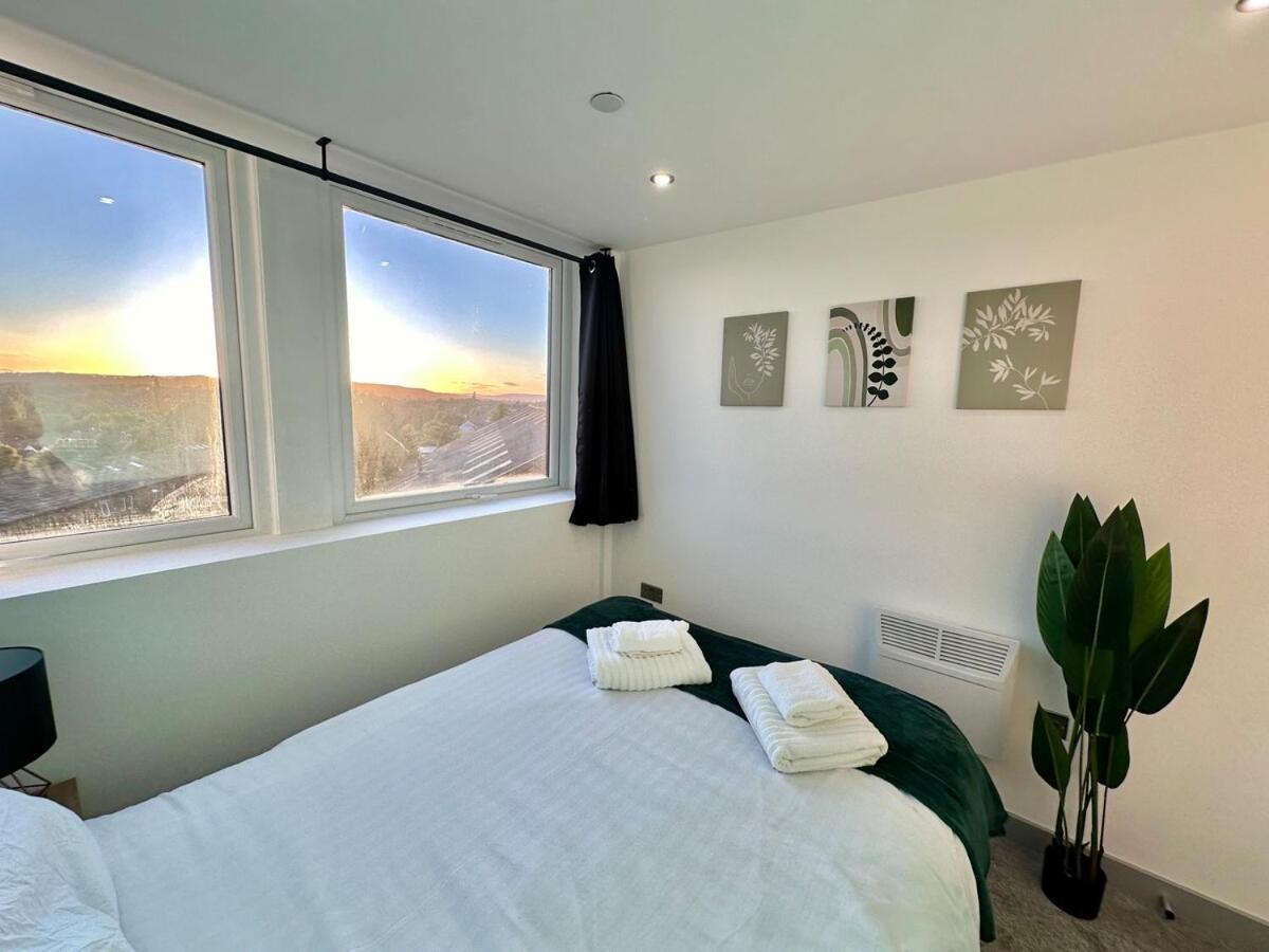 2 Bedroom With Stunning Sunset View, Free Parking And Wifi By Brookland Stays Yeadon Exterior photo